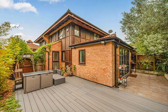 2 Bedroom House For Sale In Friars Mead, Cubitt Town, E14