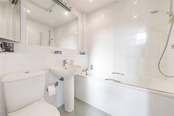 1 Bedroom Flat For Sale In Anlaby Road, Teddington, TW11