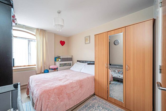 2 Bedroom Flat For Sale In Approach Road, New Barnet, Barnet, EN4