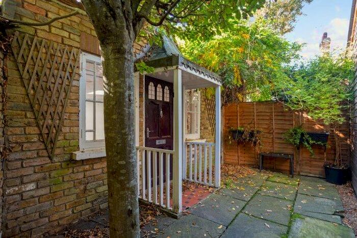 1 Bedroom Flat To Rent In Dickens Close, Richmond, TW10