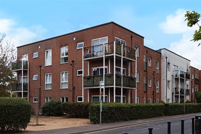 2 Bedroom Flat To Rent In Canalside, Redhill, RH1