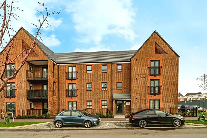 2 Bedroom Apartment To Rent In Kingsbrook Basin, Aylesbury, HP22