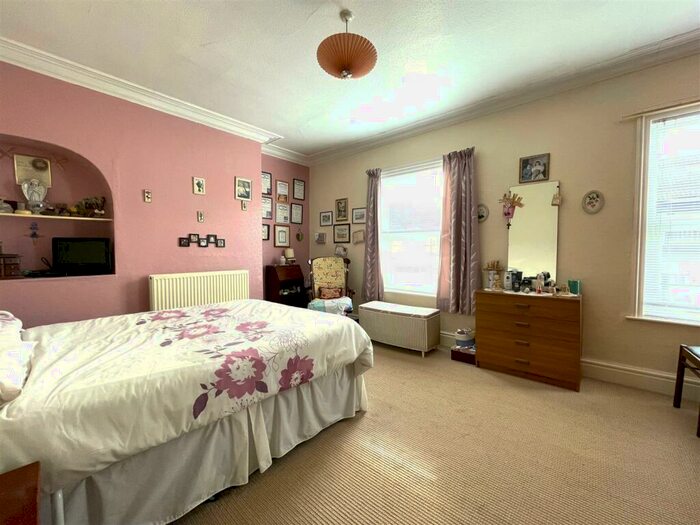 3 Bedroom End Of Terrace House For Sale In Carrington Avenue, Hornsea, HU18