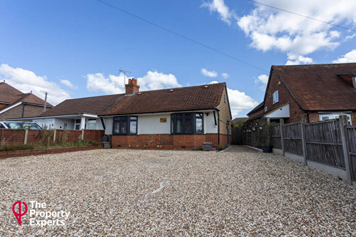3 Bedroom Semi-Detached Bungalow For Sale In Colemans Moor Lane, Reading, RG5