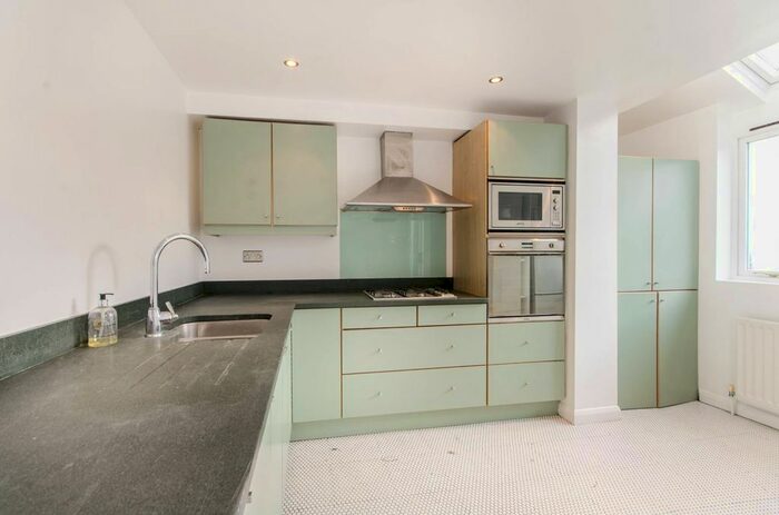 3 Bedroom Property To Rent In Waldo Road, Kensal Green, London, NW10