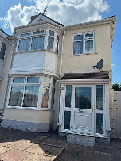 4 Bedroom Semi-Detached House To Rent In Wood Green Road, Oldbury, Birmingham, B68