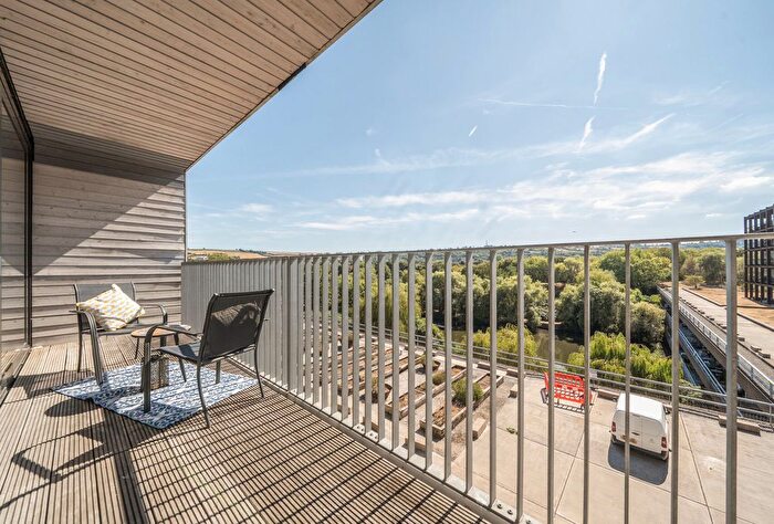 1 Bedroom Flat For Sale In Lake Shore Drive, Bristol, Somerset, BS13