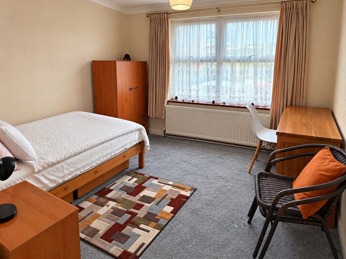 1 Bedroom Property To Rent In Gordon Road, Rochester, ME2