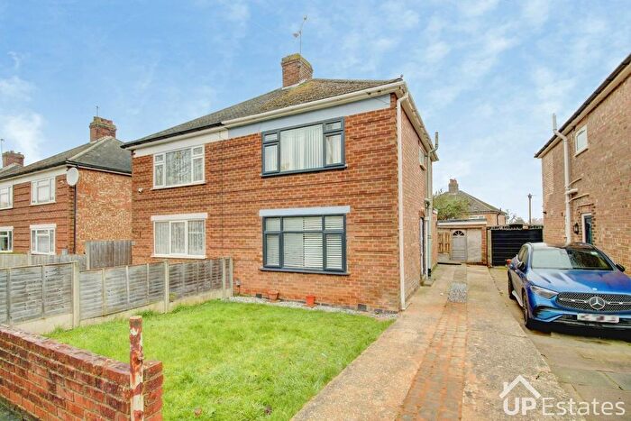 3 Bedroom Semi Detached House For Sale In Glebe Crescent, Rugby, CV21