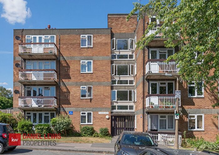 2 Bedroom Flat To Rent In Lower Queens Road, Buckhurst Hill, IG9