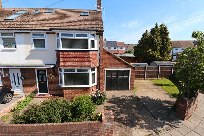 4 Bedroom End Of Terrace House For Sale In Kinross Crescent, Drayton, Portsmouth, PO6