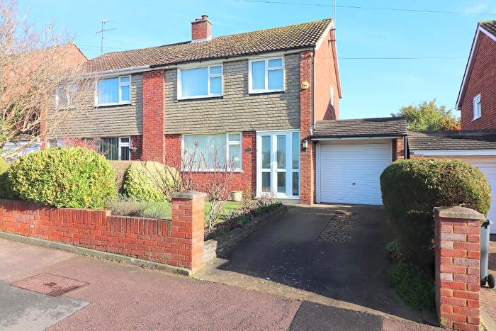 3 Bedroom Semi Detached House For Sale In Watermead Road, Luton, Bedfordshire, LU3