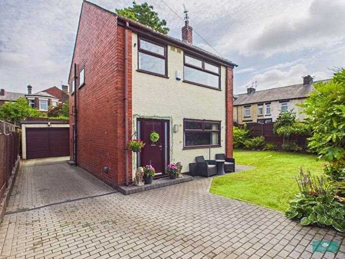 3 Bedroom Detached House For Sale In Bickerstaffe Close, Shaw, OL2