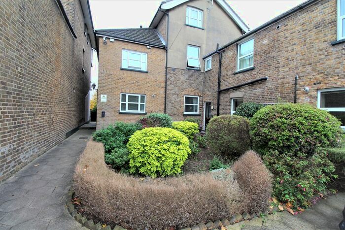 1 Bedroom Flat To Rent In Richmond Crescent, Staines, TW18