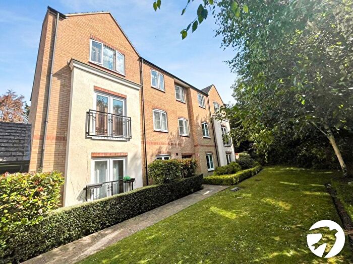 2 Bedroom Flat To Rent In Christmas Street, Gillingham, Kent, ME7