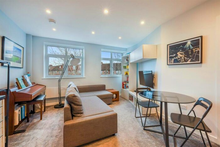 1 Bedroom Flat To Rent In West Barnes Lane, Motspur Park, KT3