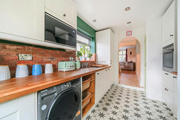 3 Bedroom Terraced House For Sale In Boundary Road, Woking, GU21