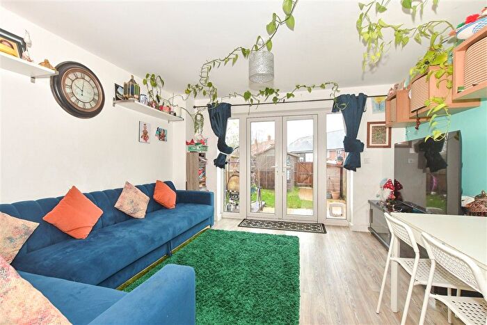 3 Bedroom End Of Terrace House For Sale In Calvert Link, Faygate, Horsham, West Sussex, RH12