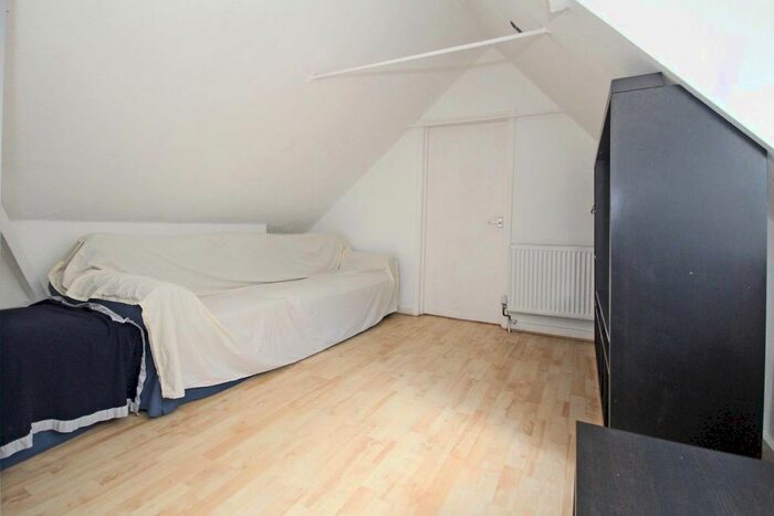 2 Bedroom Flat To Rent In Leamington Park, London, W3