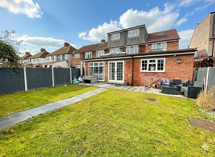 7 Bedroom Semi Detached House For Sale In Austin Road, Luton, Bedfordshire, LU3