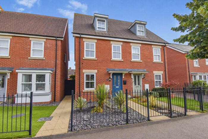 3 Bedroom Town House For Sale In Planets Way, Biggleswade, SG18