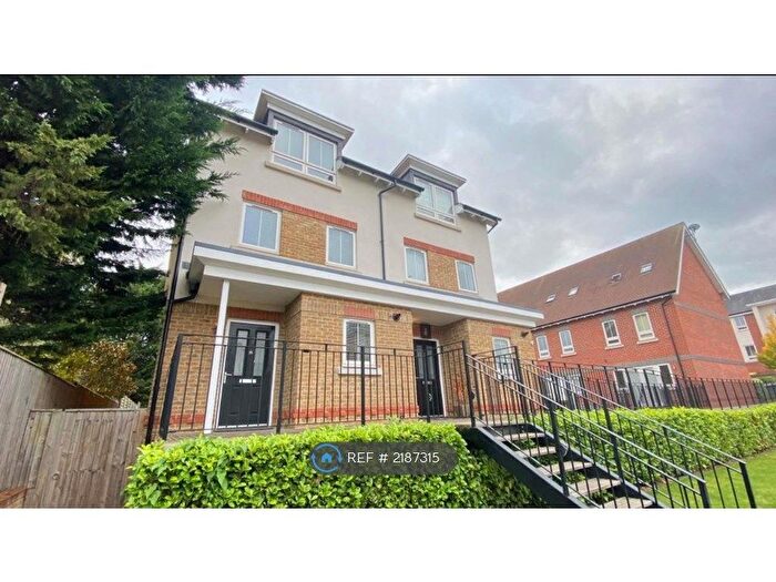 3 Bedroom Semi-Detached House To Rent In Kingfisher Drive, Maidenhead, SL6