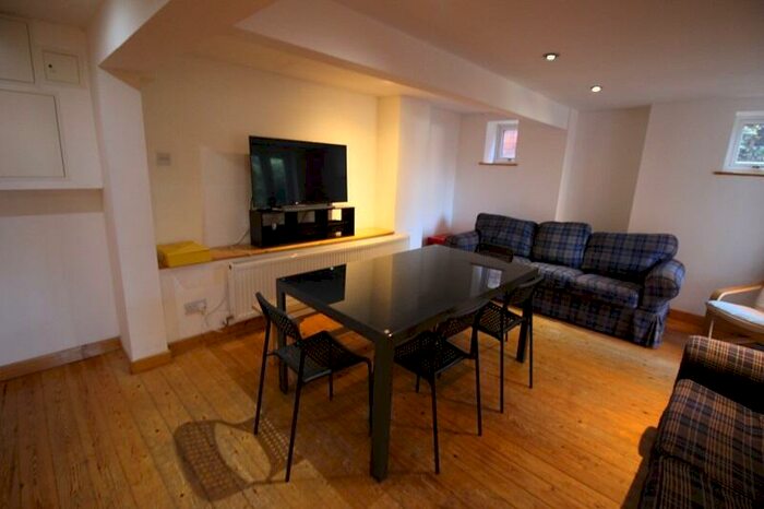 6 Bedroom House To Rent In **Student House /** Bed Yarborough Road, Lincoln, Lincolnshire, LN1