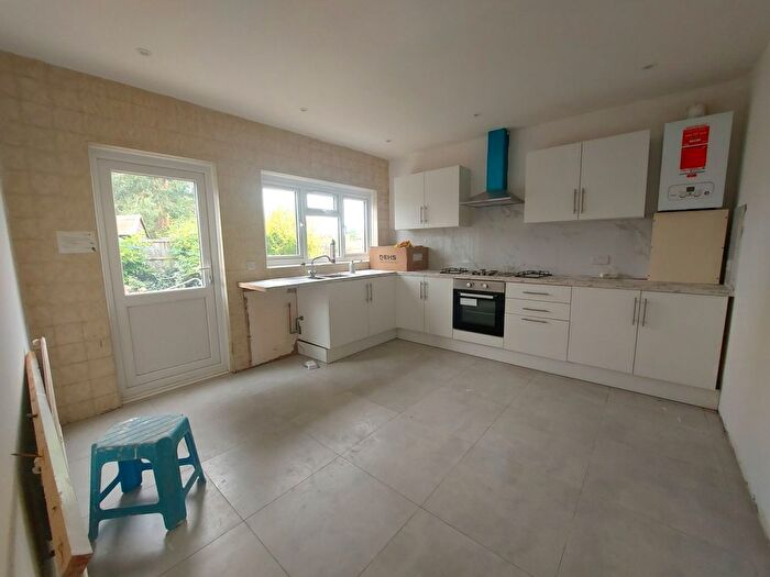 7 Bedroom Maisonette To Rent In Hillside Avenue, IG8