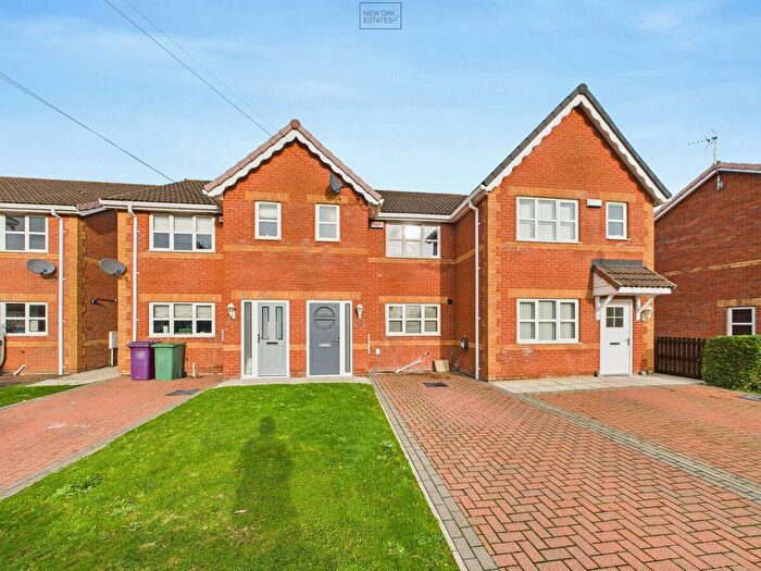 3 Bedroom Town House To Rent In Calver Avenue, North Wingfield, S42