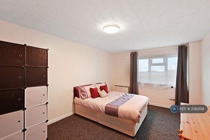 2 Bedroom Flat To Rent In Claremont Close, London, E16