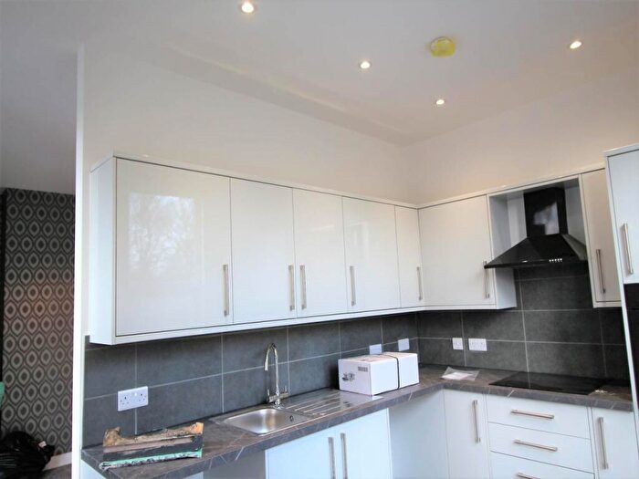 1 Bedroom Flat To Rent In Kirkstall Lane (room ), Headingley, Leeds, LS6