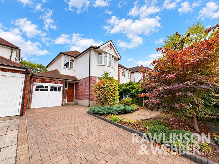 3 Bedroom Detached House For Sale In Merton Way, West Molesey, KT8