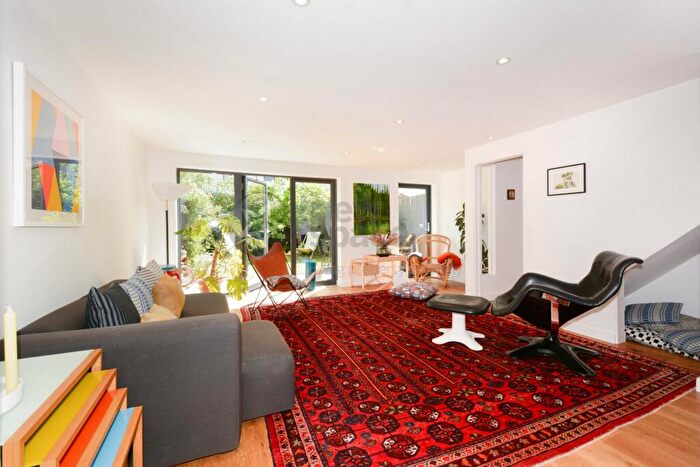 4 Bedroom House To Rent In Acer Road, Dalston, E8