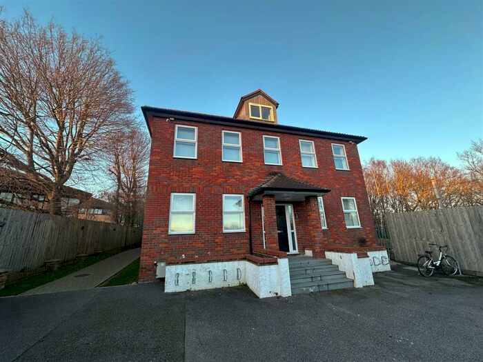 1 Bedroom Flat To Rent In Porters Wood, St. Albans, AL3