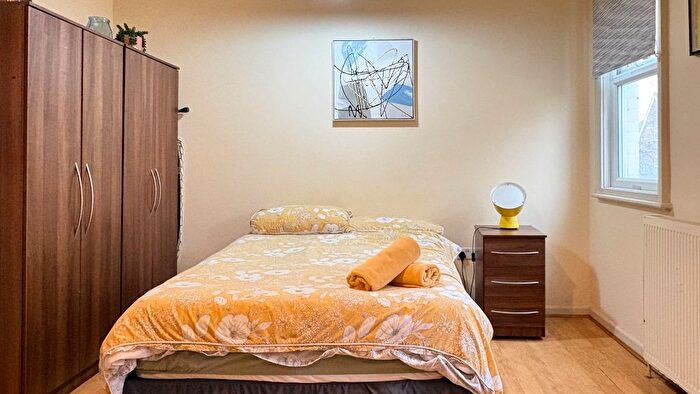 Studio To Rent In Brondesbury Park, London, NW6