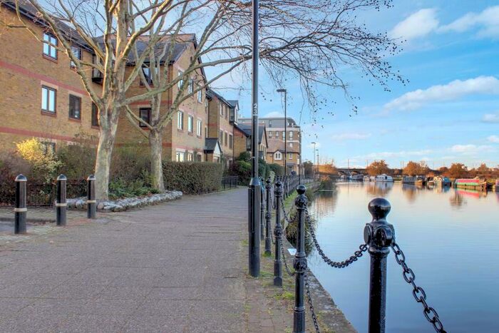 2 Bedroom Flat To Rent In Riverside Close, Hackney, E5