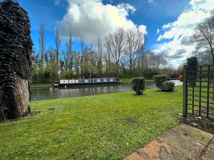 Apartment To Rent In Woodley Headland, Peartree Bridge, Milton Keynes, MK6