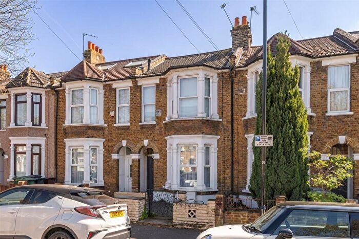 2 Bedroom Apartment For Sale In Malta Road, Leyton, E10