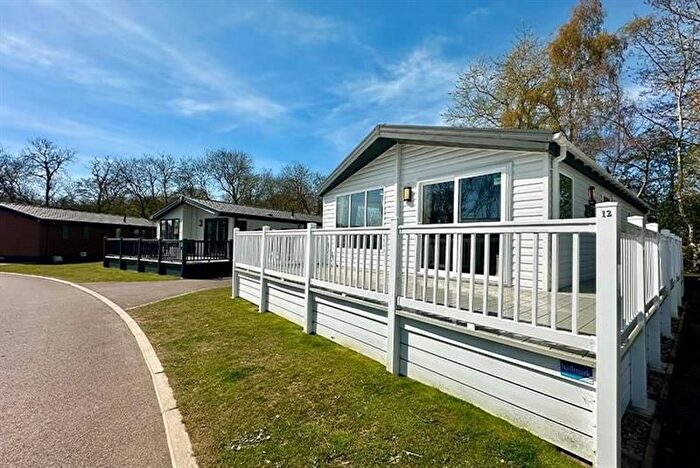 2 Bedroom Mobile/park Home For Sale In Sleaford Road, Tattershall, Lincoln, LN4