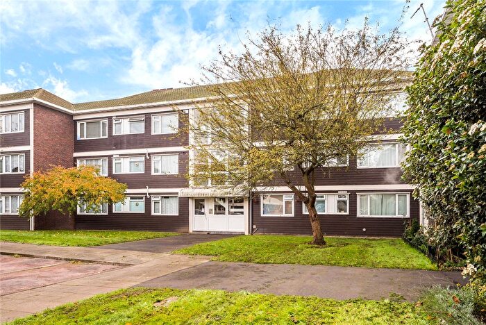 3 Bedroom Flat To Rent In Brent Lea, Brentford, TW8