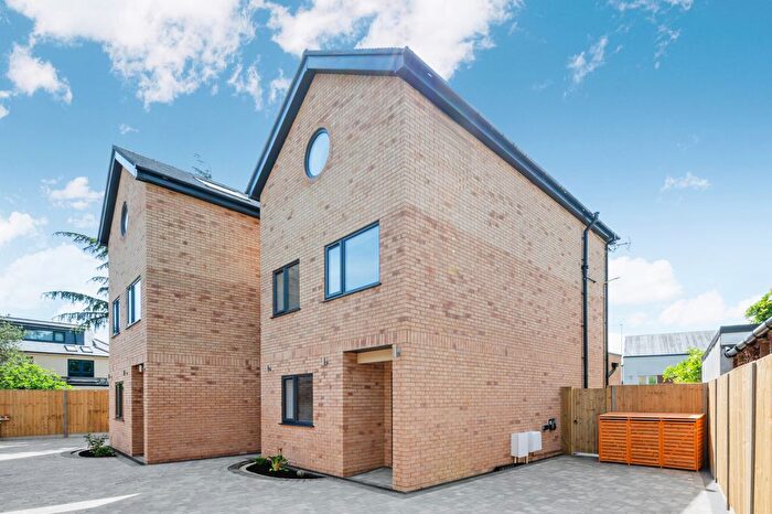 3 Bedroom Detached House For Sale In Grand Drive, London, SW20