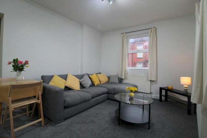3 Bedroom Flat To Rent In Broadgate Lane, Leeds, LS18