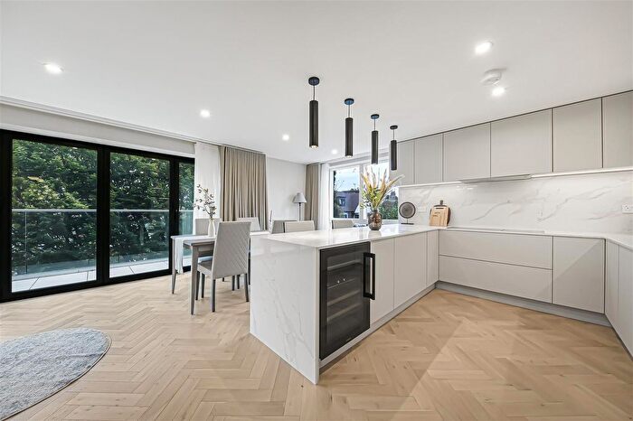 3 Bedroom Flat To Rent In The Luxley, Golders Green, NW11