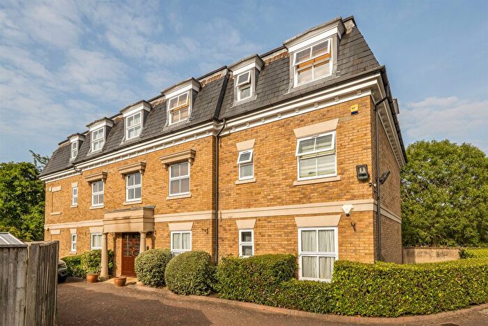 2 Bedroom Flat For Sale In Frobisher Mews, Enfield, EN2