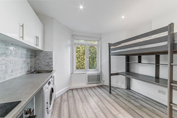 Studio To Rent In Warwick Road, SW5