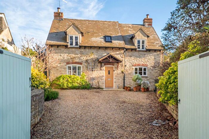 3 Bedroom Detached House For Sale In Hixet Wood, Charlbury, OX7