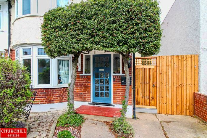 4 Bedroom Semi-Detached House To Rent In Arundel Drive, Woodford Green, Essex, IG8