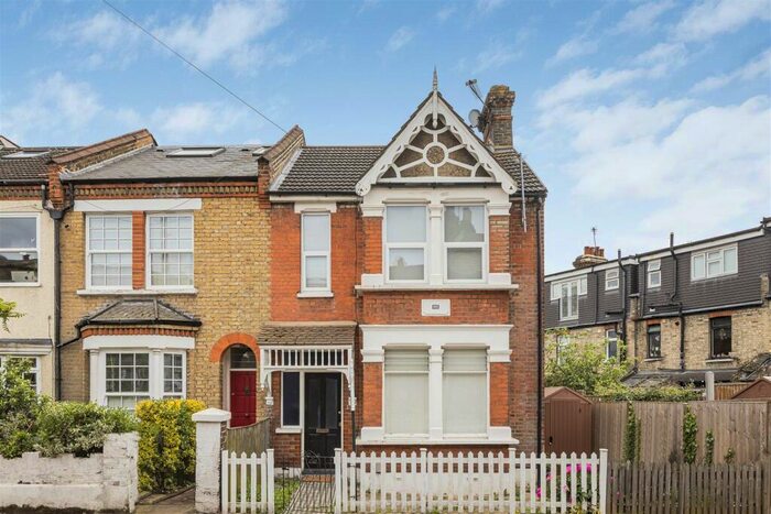 2 Bedroom End Of Terrace House To Rent In Grove Road, Walthamstow, London, E17