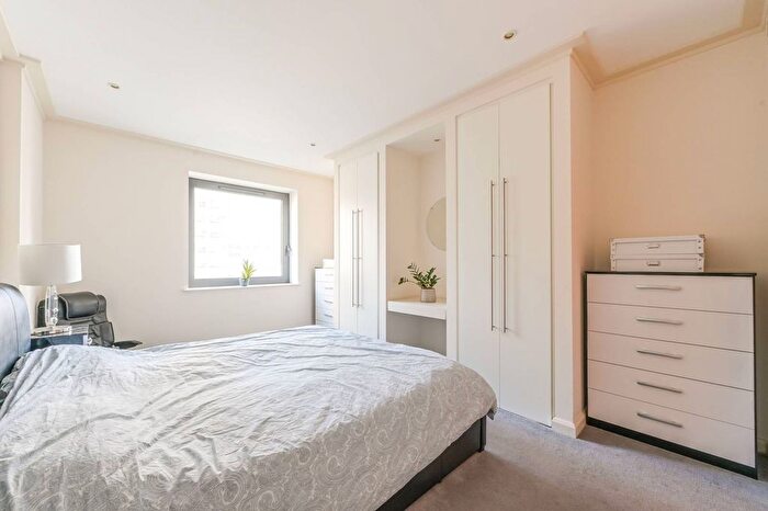 2 Bedroom Flat For Sale In Discovery Dock, Canary Wharf, London, E14