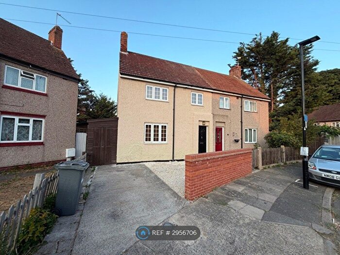 3 Bedroom Semi-Detached House To Rent In Plum Garth, Brentford, TW8